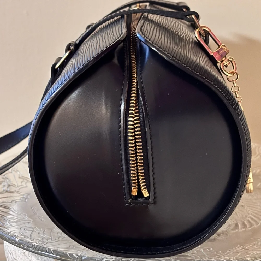 LOUIS VUITTON EPI SOUFFLOT BLACK LEATHER BARREL STYLE BAG